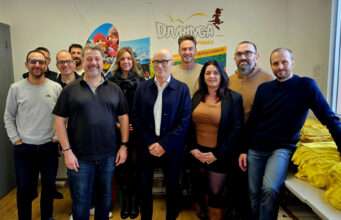 Verdié Voyages rachète Djuringa Juniors et renforce son pôle Séjours Jeunes Au premier plan, à gauche, Damien Dechaud, Directeur de Djuringa Juniors, et, à droite, Yves Verdié, Président de GROUPE VERDIÉ VOYAGES, entourés des équipes des deux structures_Crédit : GROUPE VERDIÉ VOYAGES
