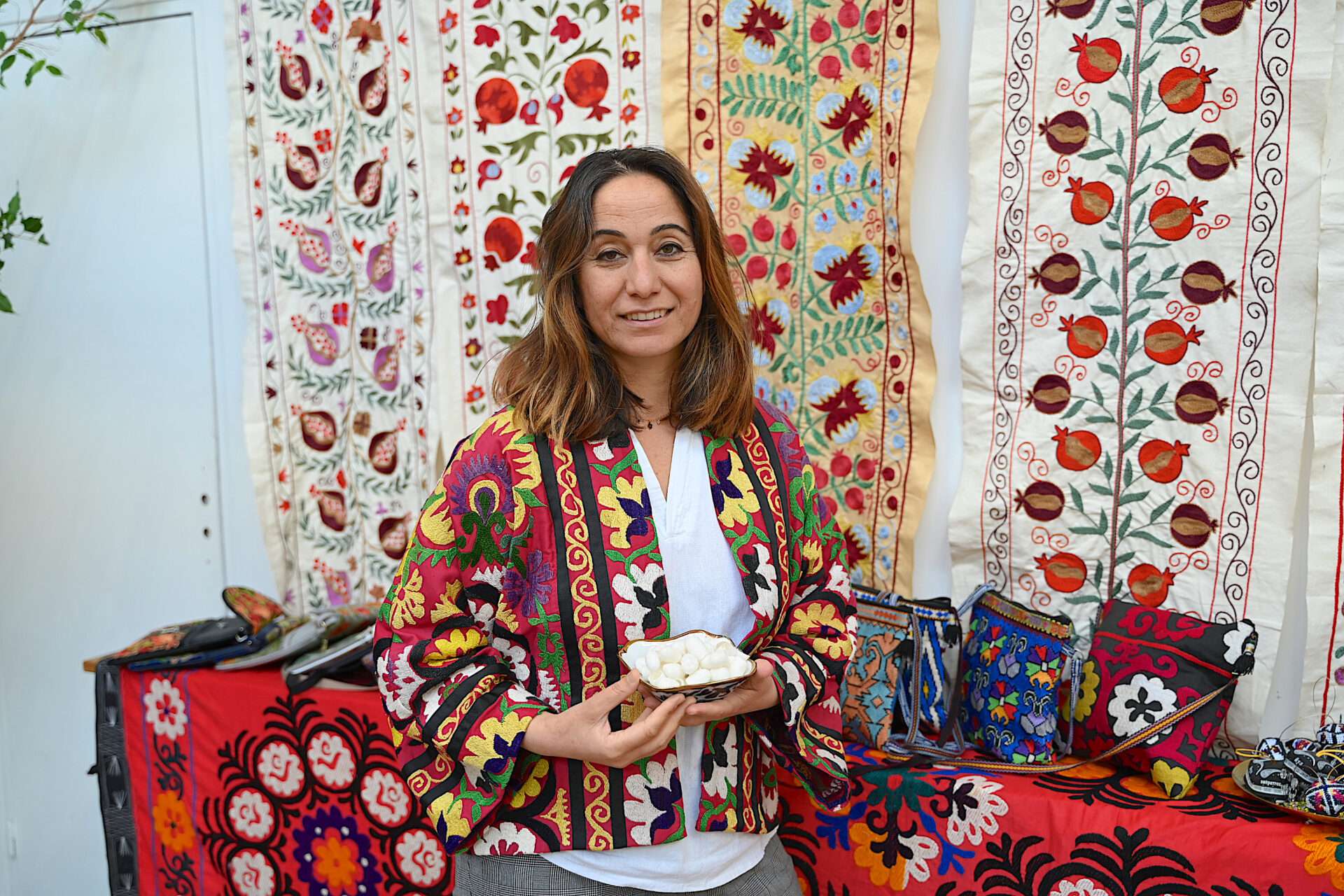 La soie unit Lyon et l’Ouzbékistan depuis des siècles. Bahor Boudot en a fait le fil conducteur d’un projet social, artisanal et économique unique en France.