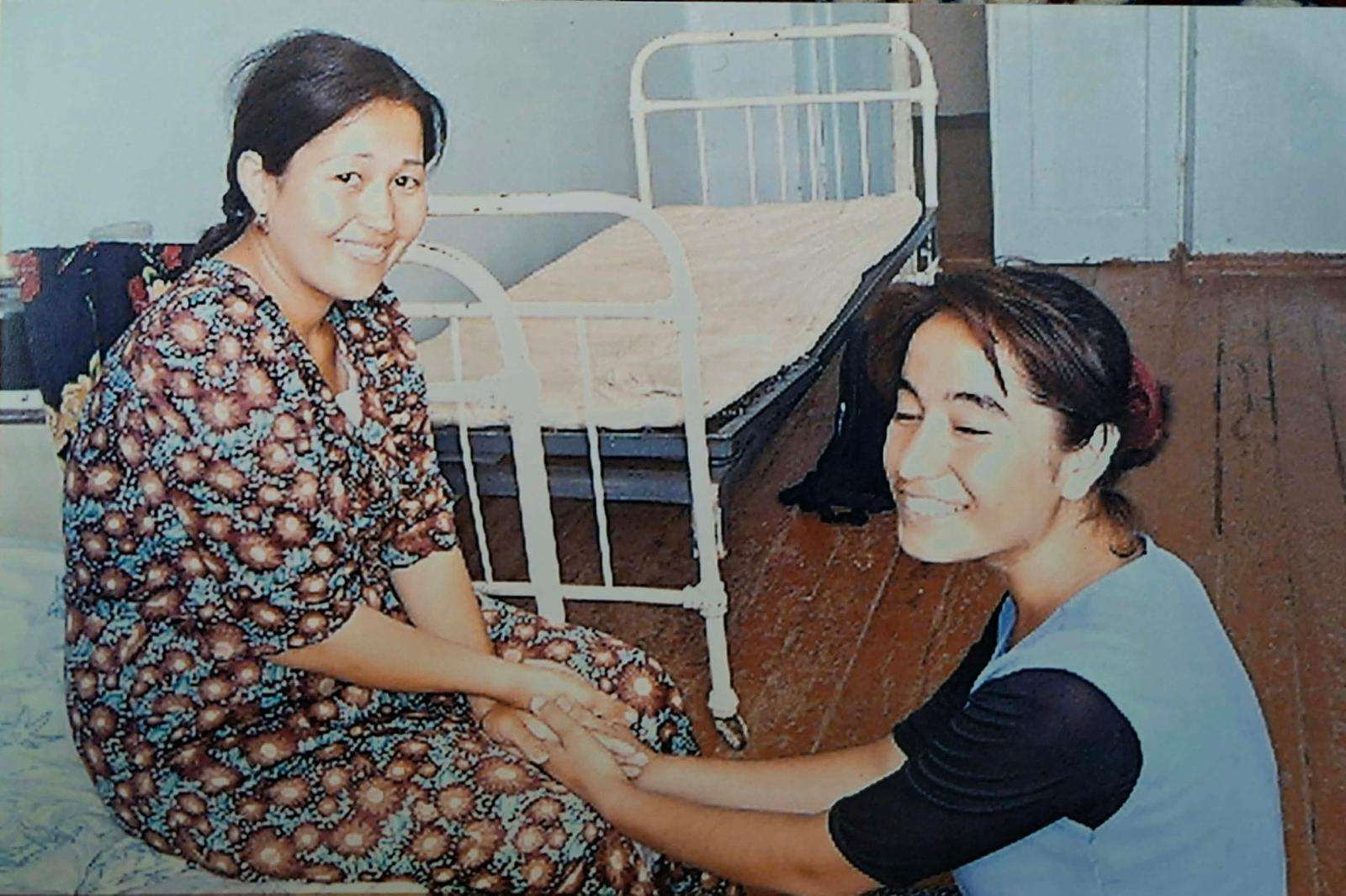 Navbakhor Boudot Khaniyazova avec son amie d'enfance 