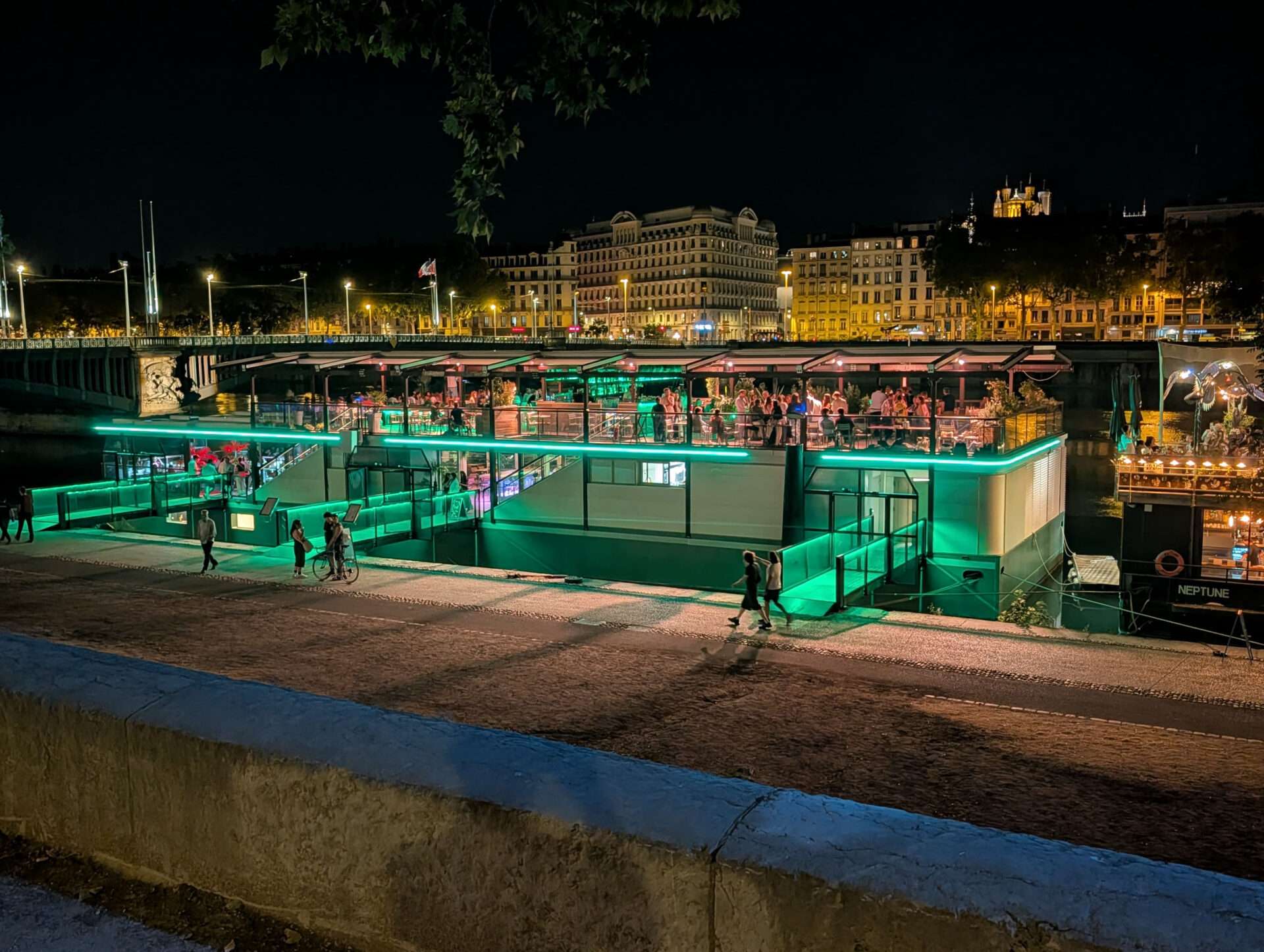 Une nouvelle péniche de 40 mètres arrive sur les quais du Rhône
