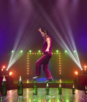 Le Cirque Imagine lance son Acte IX entre cirque et cabaret aux portes de Lyon Bouteilles-Le Cirque Imagine lance son Acte IX à Vaulx-en-Velin