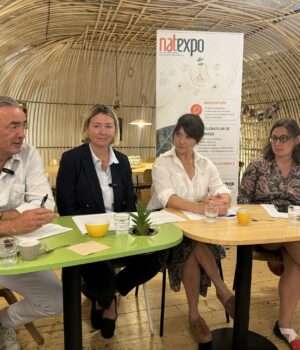5 fruits et légumes bio pour le prix d’un café, vraiment ? La filière répond conf de presse au Café Saba sur le marché bio français-Christophe Barnouin, directeur général d’Ecotone et tous deux coprésidents de la Maison de la Bio,Christelle Le Hir, directrice générale de Vie Claire, Valérie Lemant-Pérez, directrice générale de SPAS Organisation, organisatrice de Natexpo, Sophia Popoff, adjointe à la Mairie de Lyon chargée de l’aménagement de l’espace public -