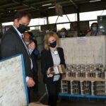 Agnès Pannier-Runacher découvre les produits de Bourgeat : curieuse