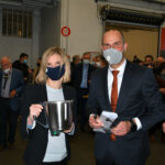 Hendrik Wehr montre les caractéristiques du Thermomix à Agnès Pannier-Runacher