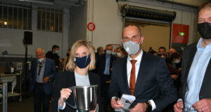 Signature accord de partenariat entre Bourgeat et Vorwerk : photos Hendrik Wehr montre les caractéristiques du Thermomix à Agnès Pannier-Runacher