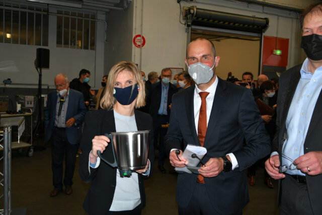 Hendrik Wehr montre les caractéristiques du Thermomix à Agnès Pannier-Runacher