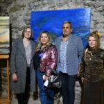 Maria Achmar Arous, Virginie Plantin, et quelques visiteurs à la Galerie d’Art Emma à Malleval