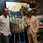 Shahram Nabati en mode photo avec les visiteurs lors du vernissage à la Galerie d'Art Emma