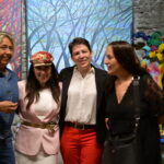 Emma Henriot Christelle Marchal et quelques visiteurs lors du vernissage à la Galerie d'Art Emma