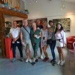 les visiteurs en mode photos souvenir lors de expo de 5 artistes peintres à Galerie d’Art Emma