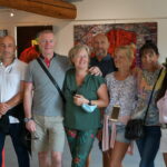 les visiteurs en mode photos souvenir lors de expo de 5 artistes peintres à Galerie d’Art Emma