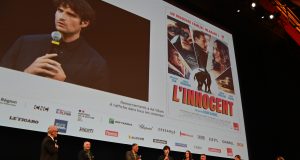 #Lumière2022 – Tonnerre d’applaudissements au lyonnais Yanisse Kebbab qui joue dans le film L’Innocent de Louis Garrel présentation du film L’Innocent de Louis Garrel_#lumière2022