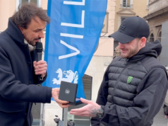 Aurélien Giraud, champion du monde de Skateboard, reçoit la médaille de la Ville à Place Louis Pradel médaille de la ville de Lyon est remis par Grégory DOUCET, maire de Lyon, à Aurélien Giraud, champion du monde de skateboard street