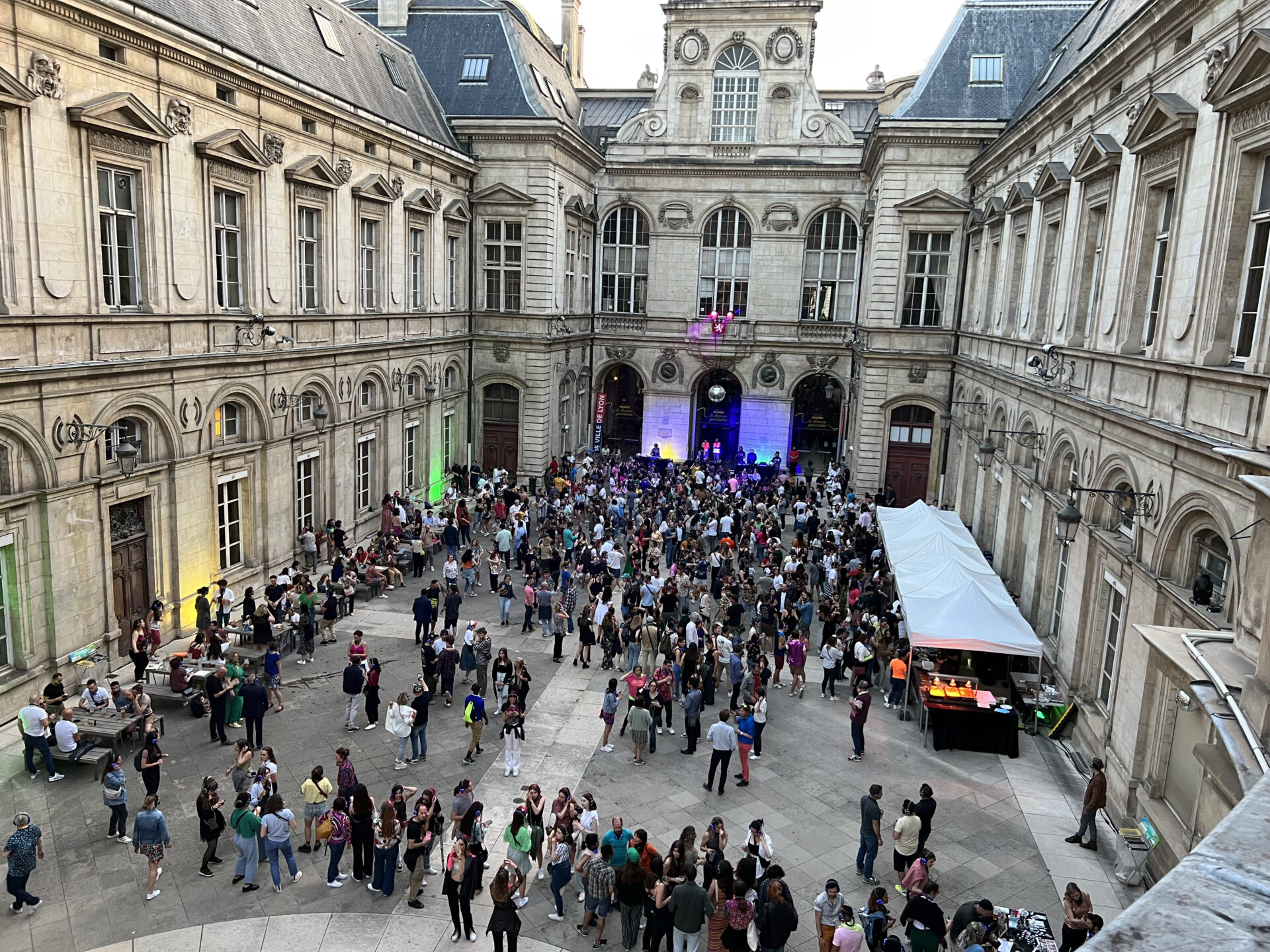 Concert silencieux à Hôtel de Ville de Lyon.-