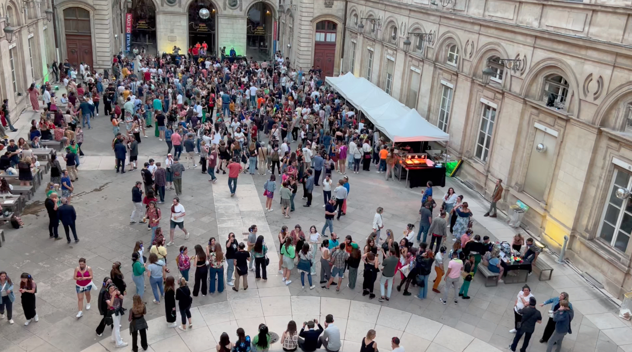 Concert silencieux à Hôtel de Ville de Lyon-ca bouge initié projet de Tristan Bellet