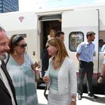 Béatrice Leloup devant le train AVE Renfe avec ses collègues de SNCF Réseau