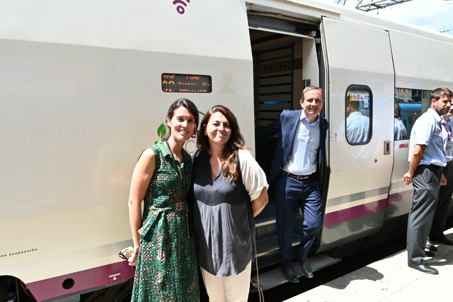 Sara Hernandez Garcia, et sa collègue de Renfe sur le quai de la gare de Lyon