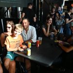 des familles au Cabaret Drag Queen joué par Les Douze Travelos d’Hercule à Opéra Sunset