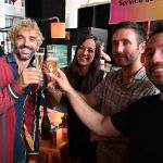 le public se déshydrate au Bar des villages lors du Cabaret Drag Queen_Opéra Sunset