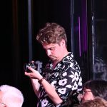 Il filme tout au Cabaret Drag Queen joué par Les Douze Travelos d’Hercule à Opéra Sunset
