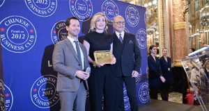 Julie Gayet, femme de l’année du Chinese Business Club pour son engagement féministe Julie Gayet, Prix Femme de l’année de Chinese Business Club 2024