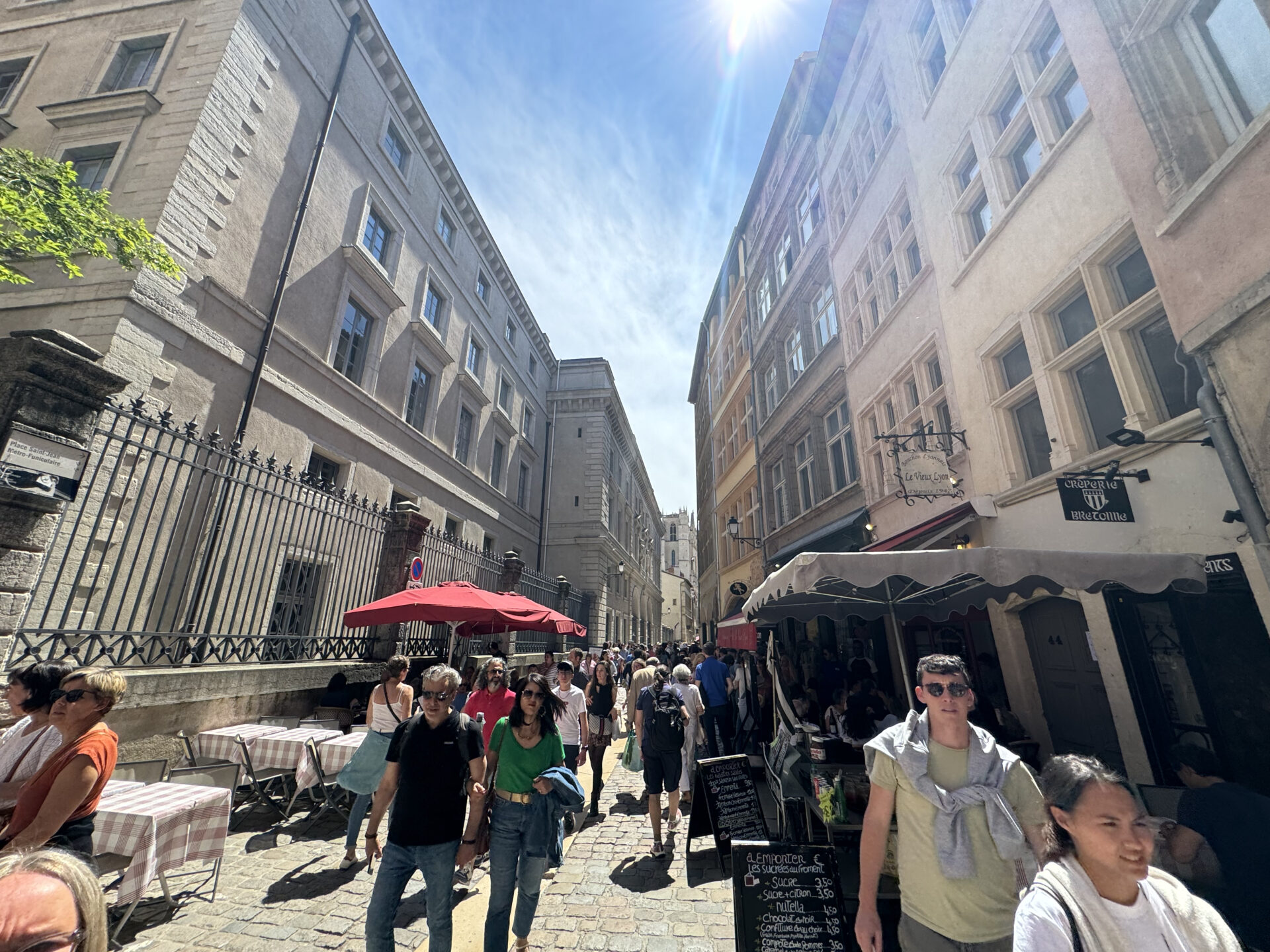 Place Saint-Jean Métro-Funiculaire_1 million de touristes dans le vieux-Lyon chaque année