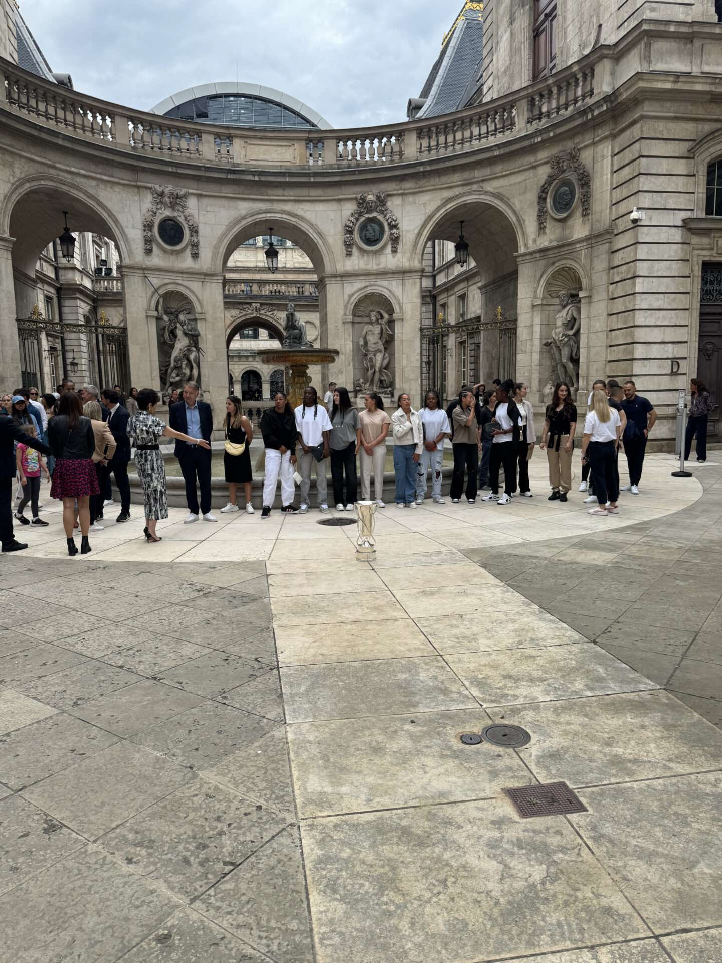 joueuses de #OLFéminin avec leur 17ème trophée de Championnes de France à l'Hôtel de Ville de Lyon