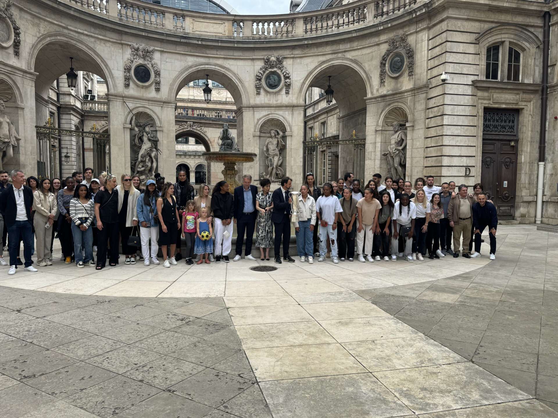 Fenottes avec leur 17ème trophée de Championnes de France dans la cour de l'Hôtel de Ville de Lyon