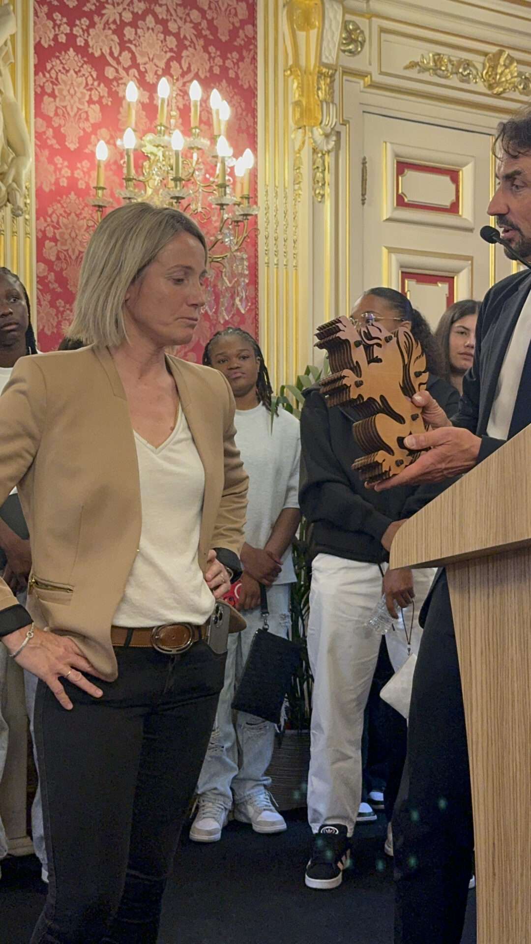 Grégory Doucet remet la récompense de la ville de Lyon à Sonia Bompastor, coach de #OLféminin
