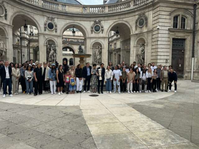 Les Championnes de France 2024 de l'OL Féminin fêtent leur titre avec les supporters à l'Hôtel de Ville de Lyon