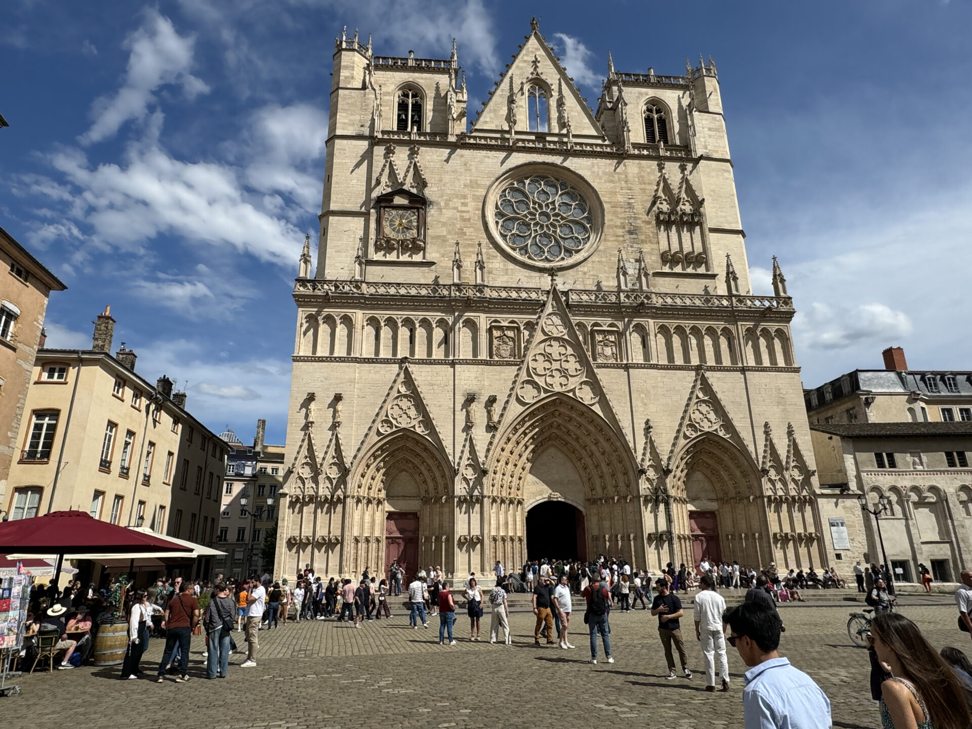 Vieux-Lyon - beaucoup de touristes visitent la Cathédrale st-Jean (Vieux-Lyon)
