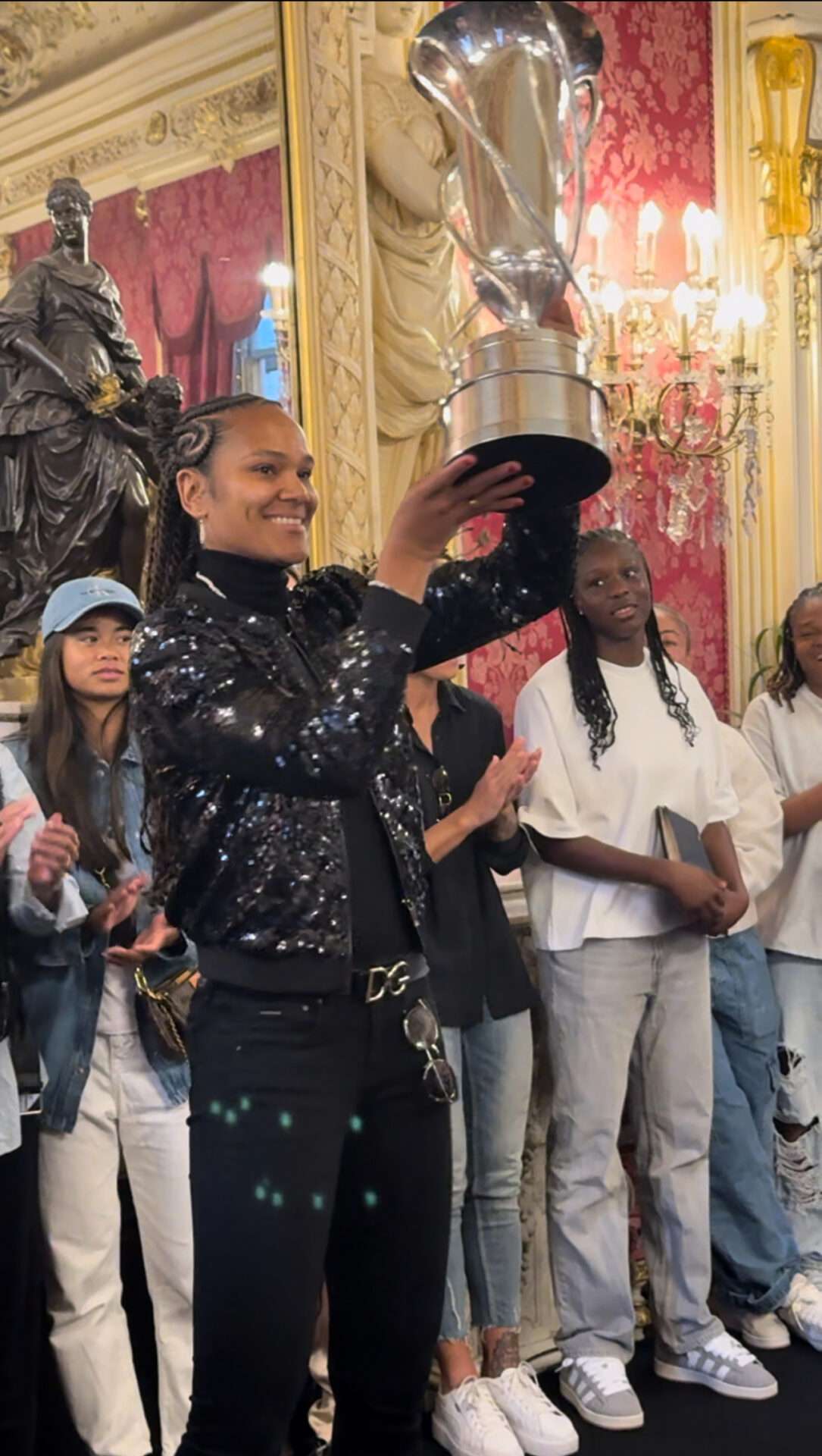 Wendie Renard présente le trophée aux supporters à Hotel de ville de Lyon