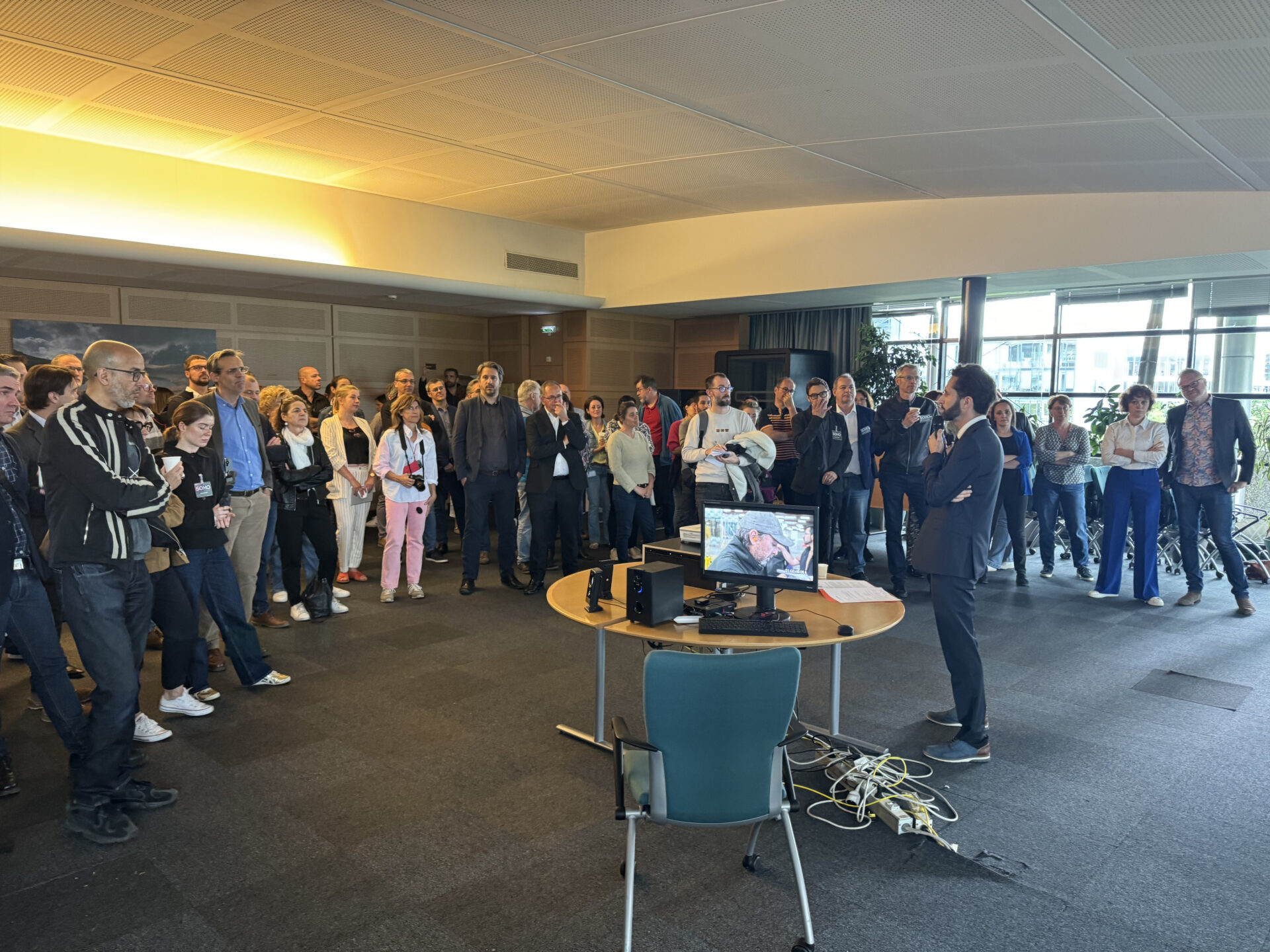 célébration de l’arrivée par le fleuve Rhône de la première barge transportant les nouvelles façades du siège de l’agence de l’eau