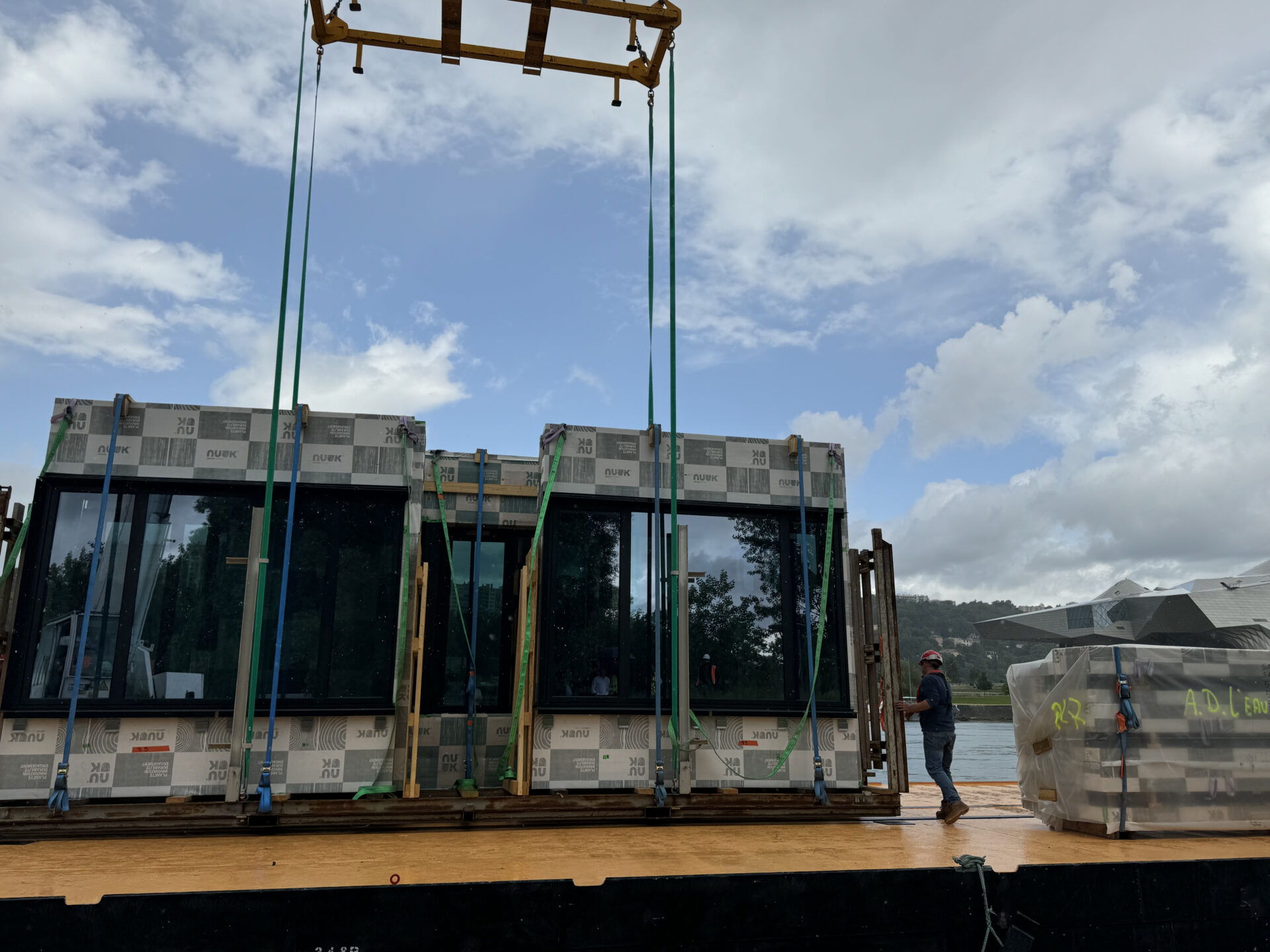 agence de l’eau choisit la voie fluviale pour acheminer ses nouvelles façades
