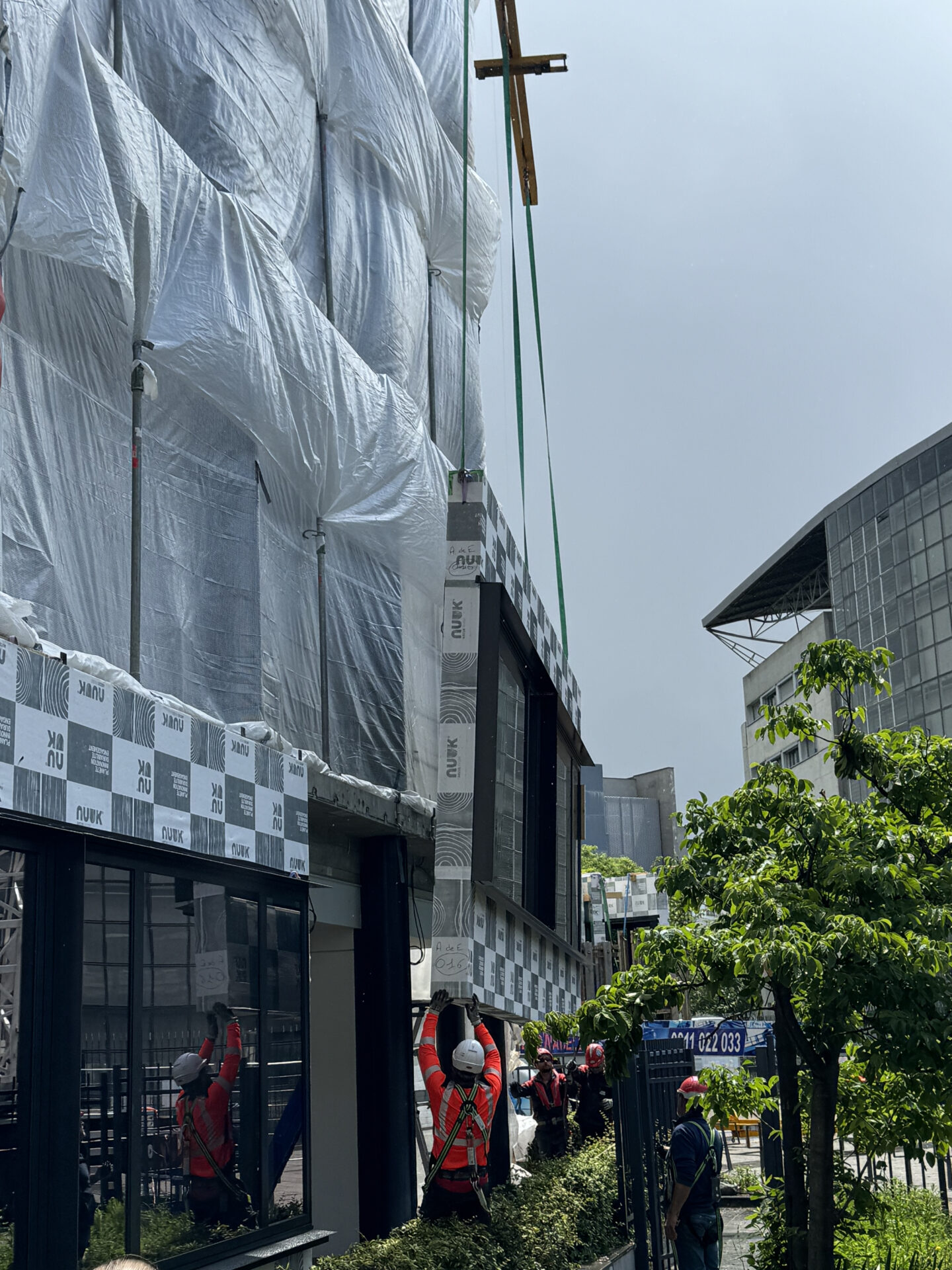 Ça y est - les façades de l'agence de l'eau sont placées