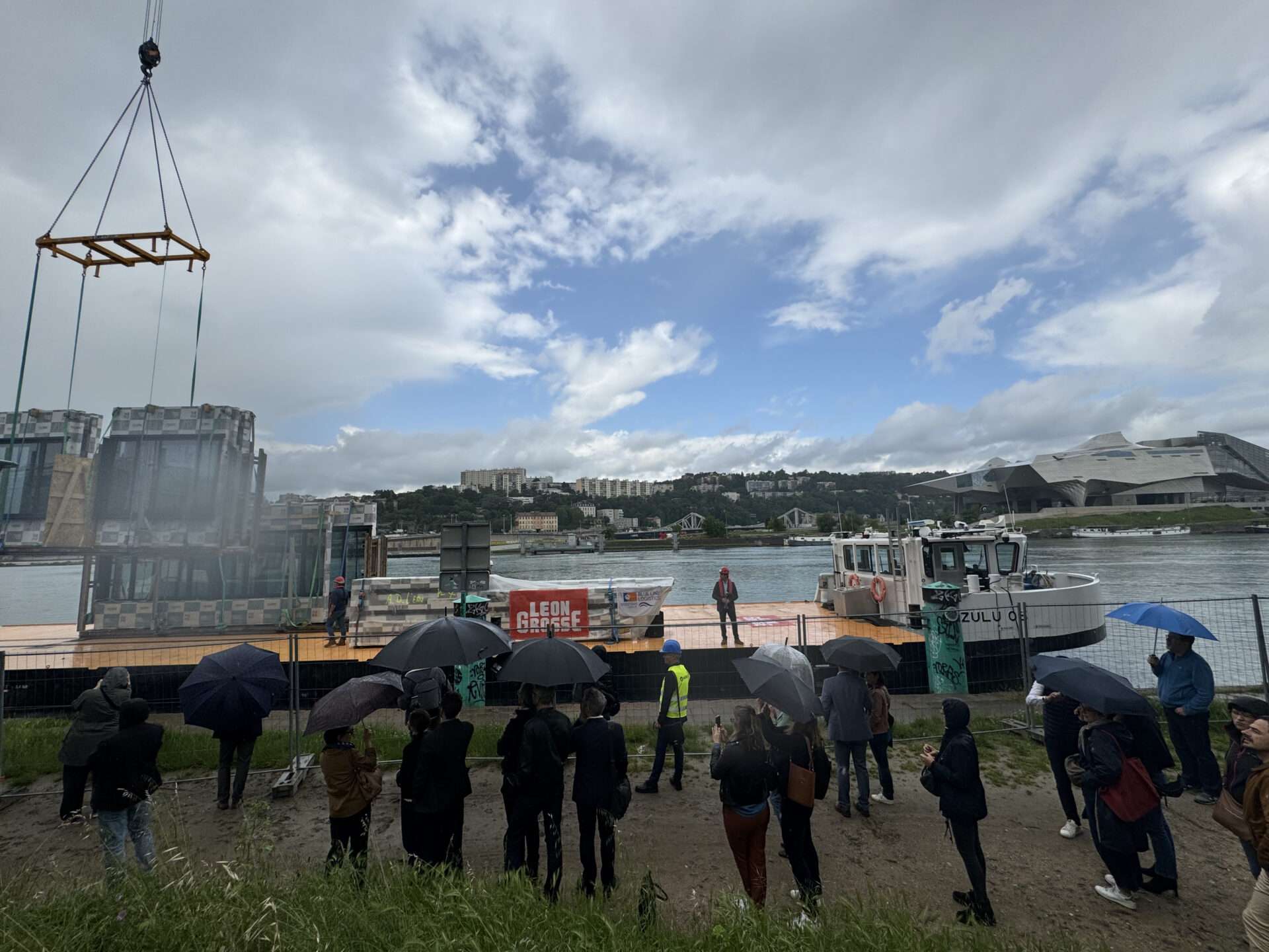 façades de l'agence de l'eau sont arrivées à Lyon par le Rhone