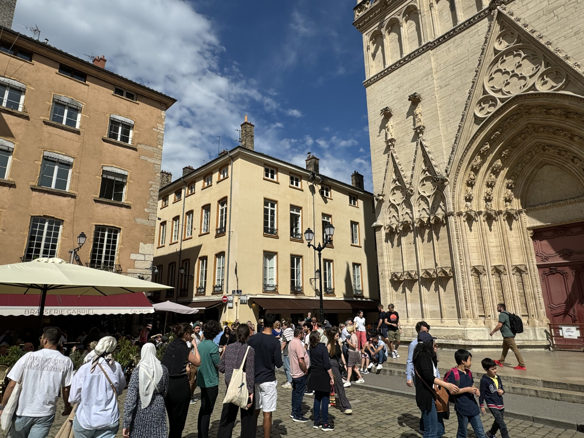 Du monde devant la Cathédrale Saint Jean, Vieux Lyon