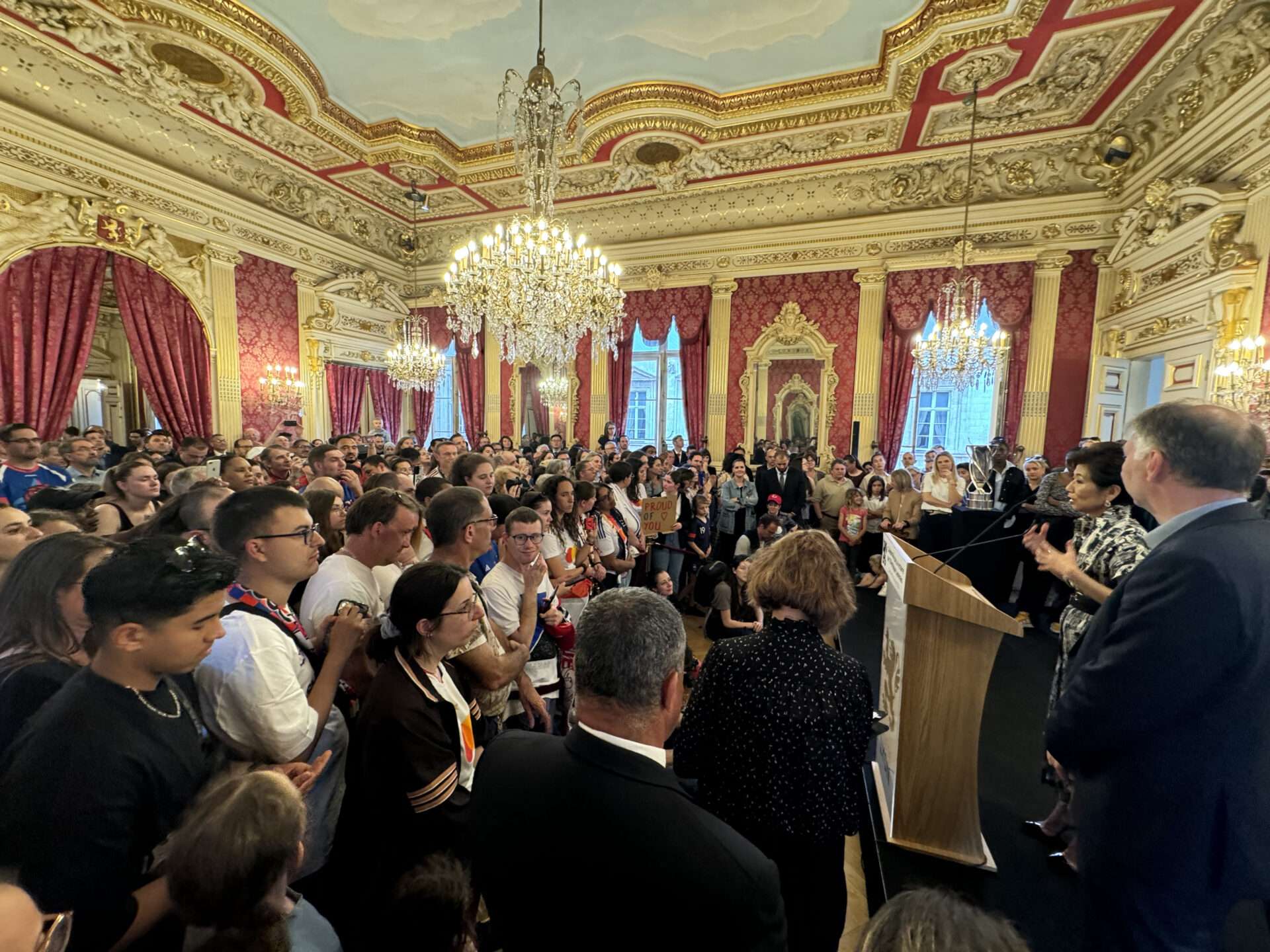 les joueuses fêtent le 17e titre de championnes de France avec leurs fans à l'hotel de ville de Lyon