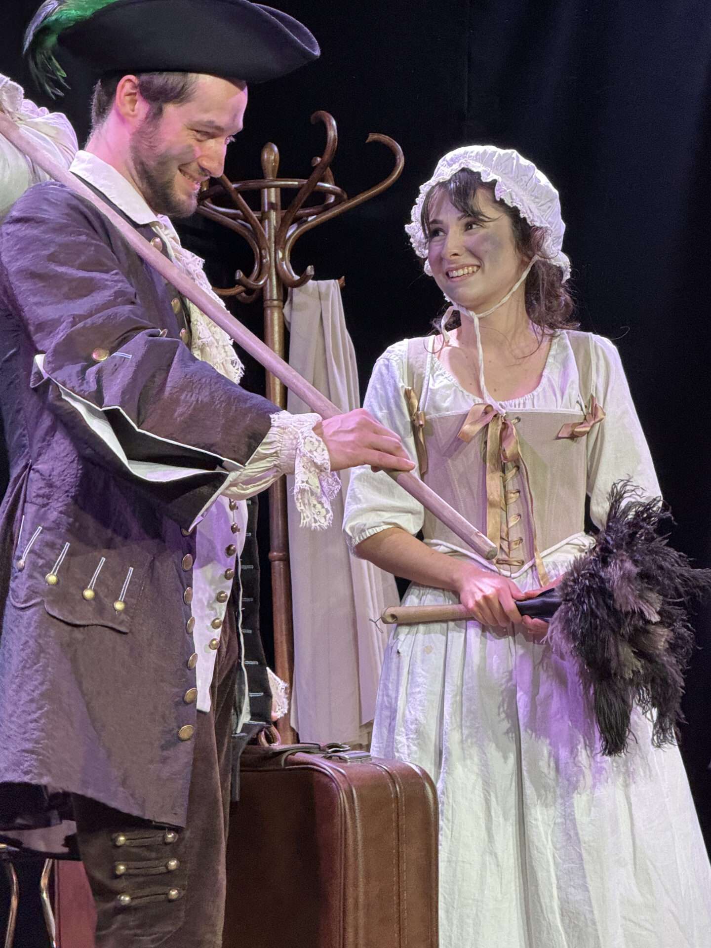 "Un jeu de scène grandiose et hilarant !!! Du début à la fin les acteurs nous tiennent dans un jeu exceptionne", souligne sur billetreduc