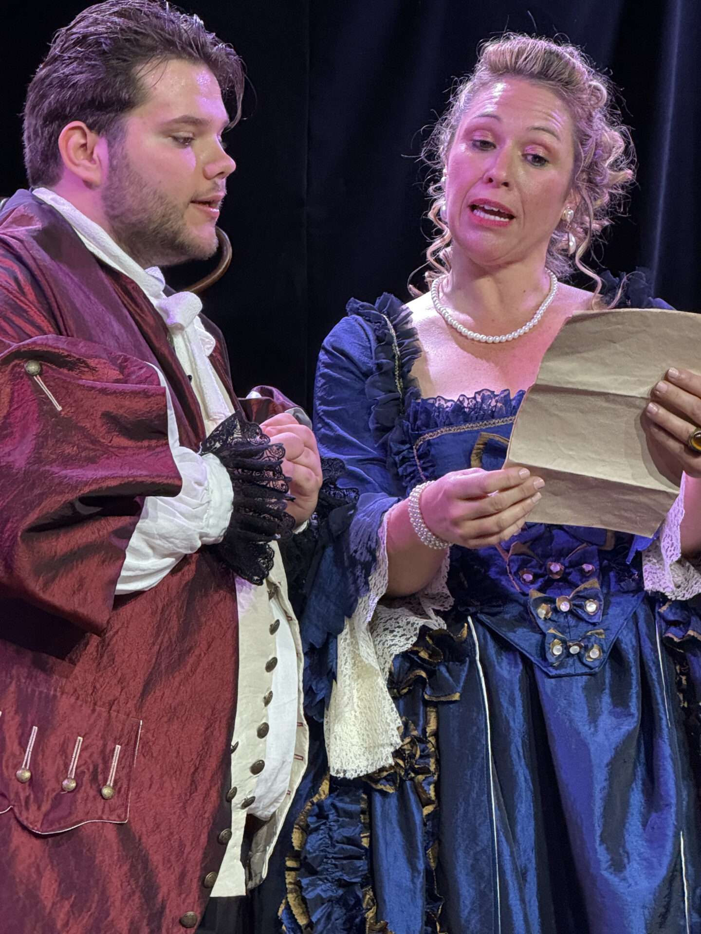 Fabienne Terrenoire dans le rôle de Madame Orgon et  Benjamin Vandecasteele dans celui de Mario