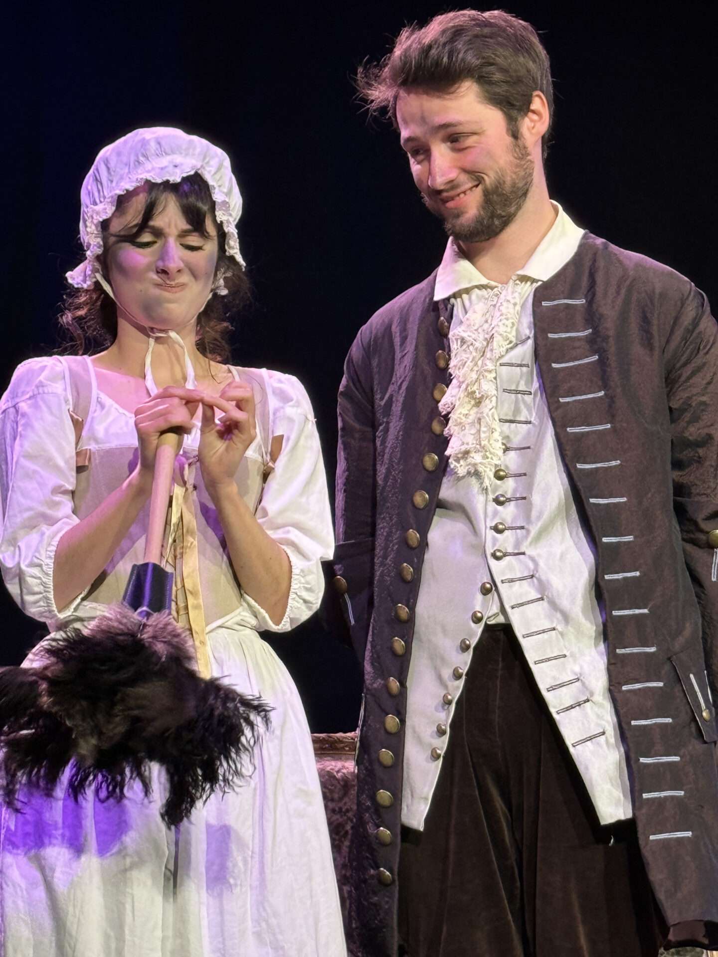 Baptiste Cosson, metteur en scène de la pièce "Le jeu de l'amour et du Hasard" et Madison Vossius dans le rôle de Silvia