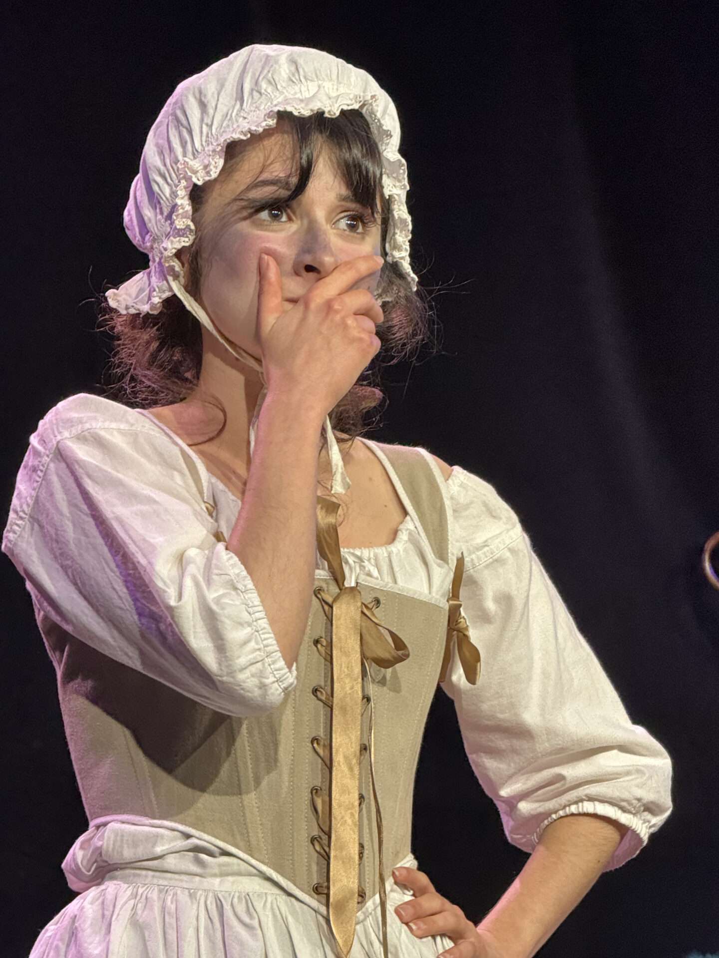 costumes sont faits à la main par Madison Vossius, costumière et comédienne du Collectif avec de véritables patrons d'époque