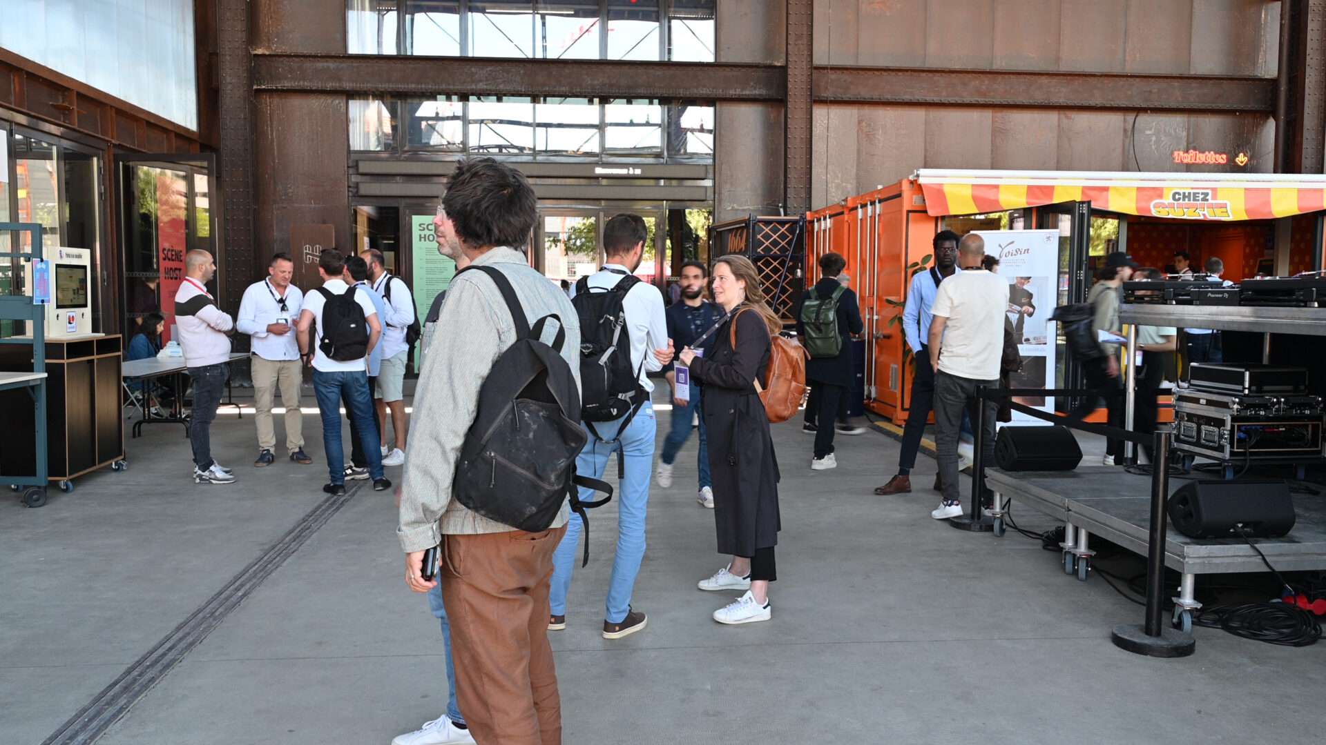 ambiance était sympa - tout le monde était gentil et ouvert à l'échange