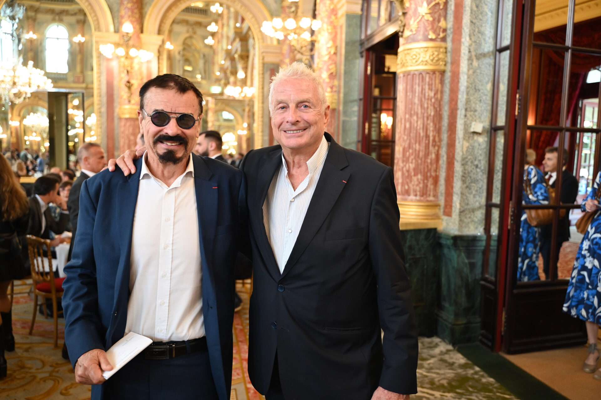 chinese business club, ambiance