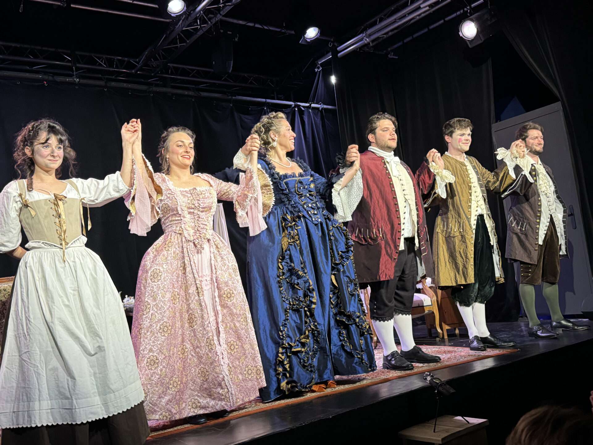 le public salue le talent des comédiens du collectif Tintamarre