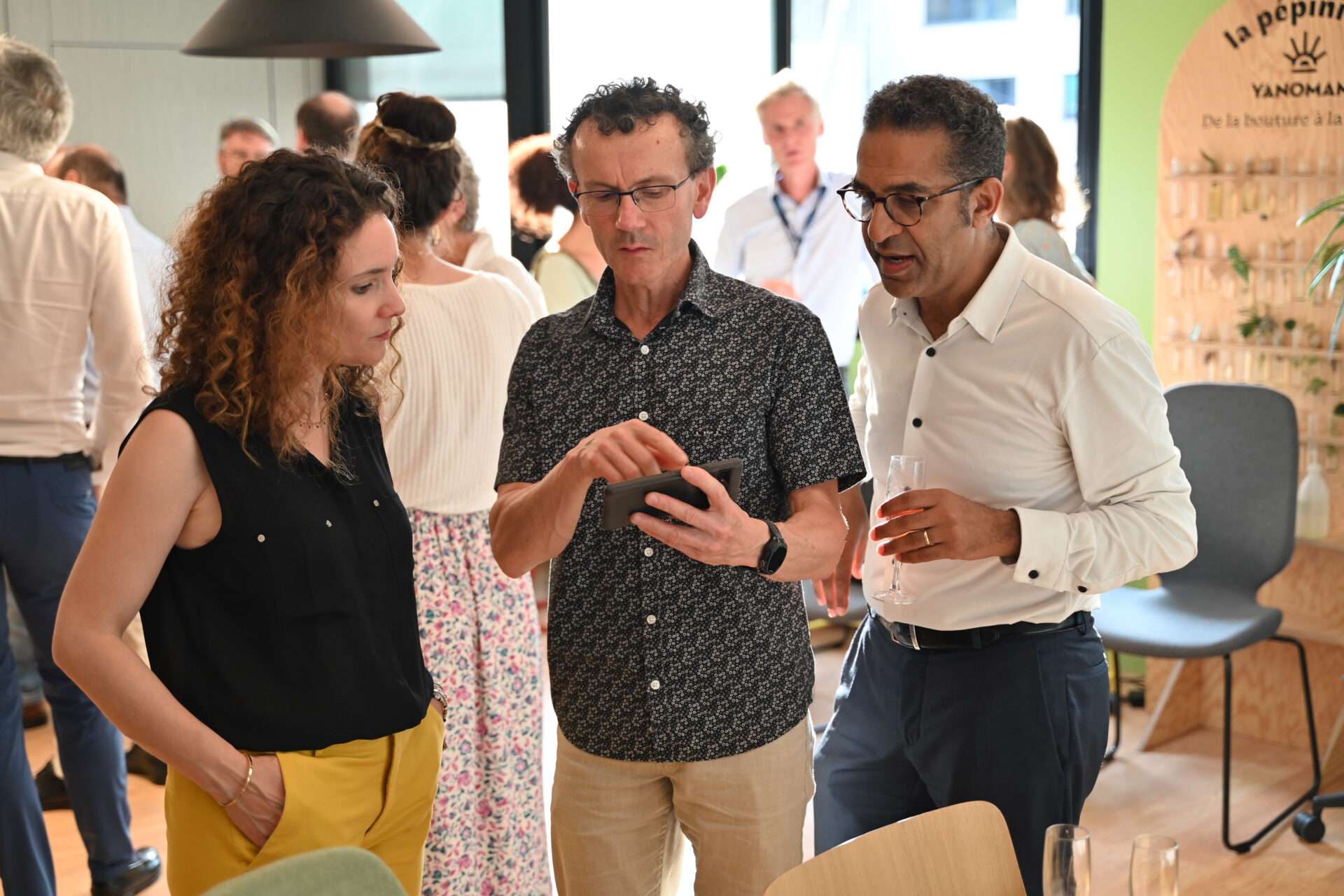 Miassa BEKHEDDA, Responsable Développement et Innovation FormaSup ARL, Lionel Buathier, responsable de la Lic. Pro. Informatique Mobile (IEM) chez IUT-Lyon1, Abdeltif MEZZIOUANE, Directeur Général Adjoint, chargé de l'innovation - Des chiffres super encourageants qui donnent envie de rejoindre FormaSup