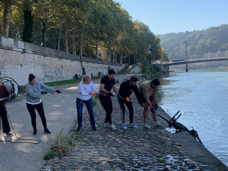 Clean in Lyon - 'association Diving for Future a retiré de nombreux déchets de l'eau