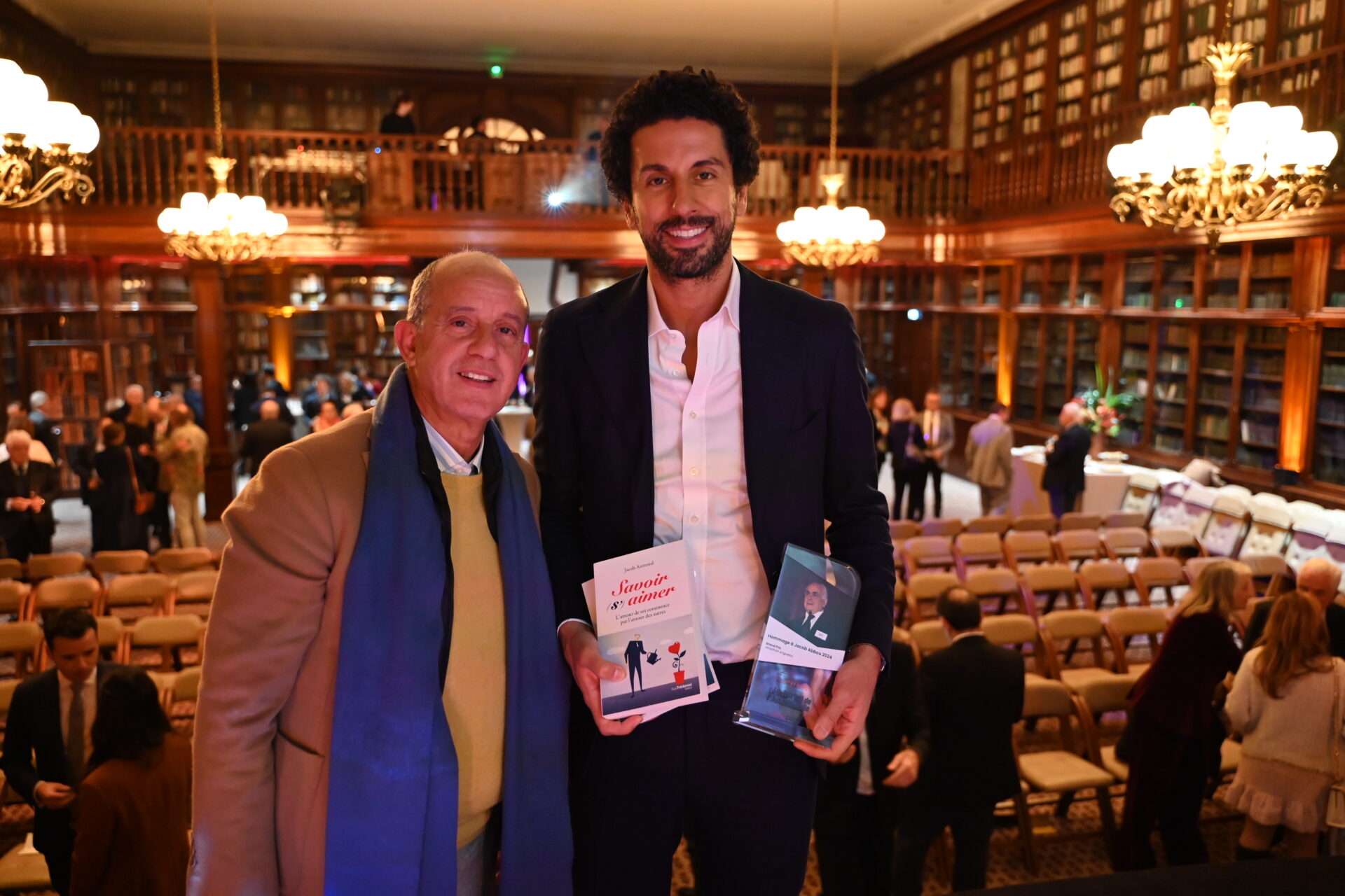 Jacob Azerouale donne son livre Couple, les clefs pour le réussir à Jonathan Anguelov