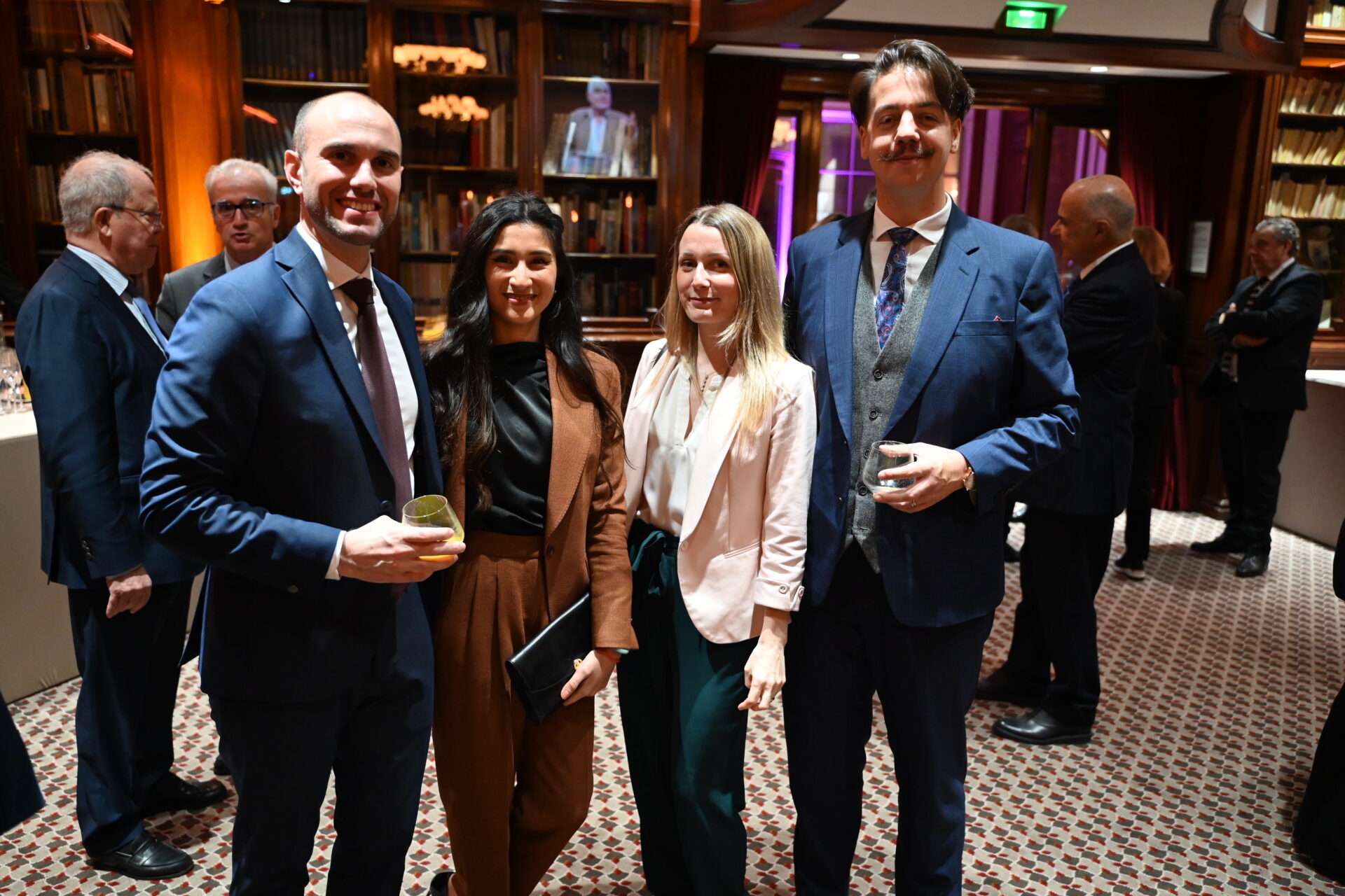 Mai Linh Camus, experte en intelligence économique pour les dirigeants, saluée par le public.