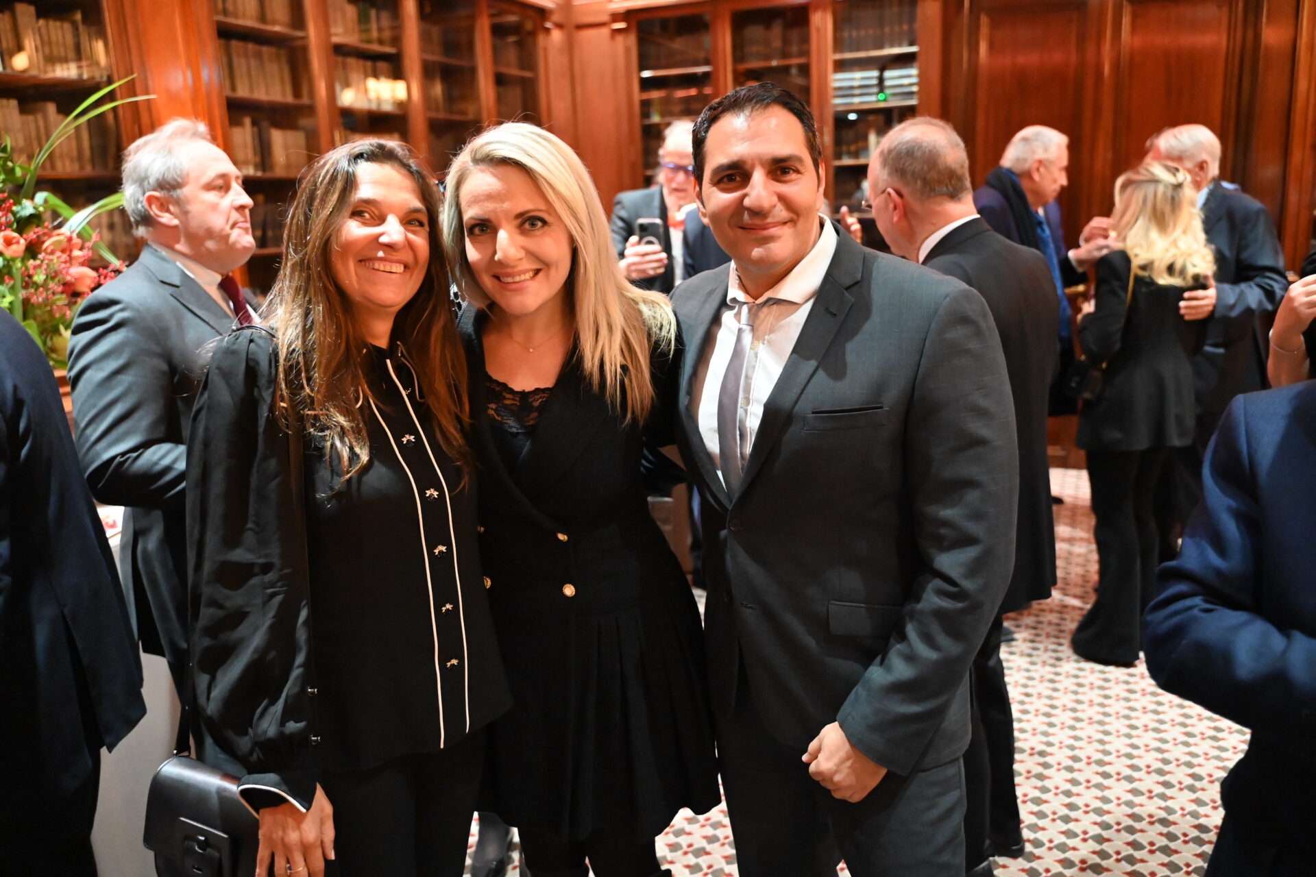 ils sont contents de discuper avec les lauréats de la 1ere éditions du Prix Jaccob Abbou